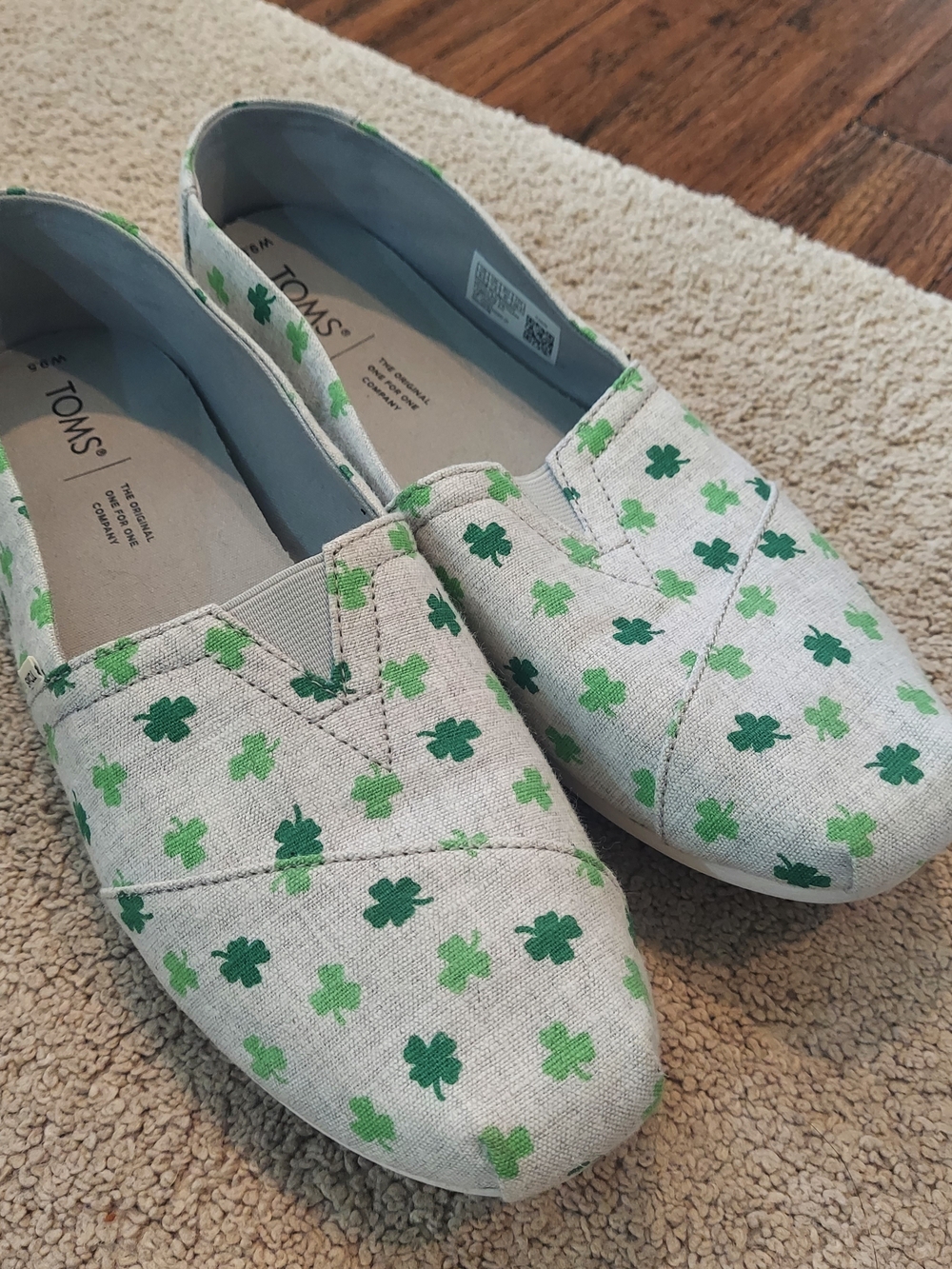 TOMS Womena Slip-On Shoes in Green Clover Print Size 9.5